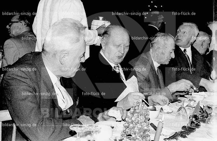 Arbeiter Wohlfahrt Weihnachtsfeier im Helenensaal 1972: RBWHWHHL-004160