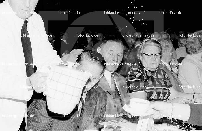 Arbeiter Wohlfahrt Weihnachtsfeier im Helenensaal 1972: RBWHWHHL-004163