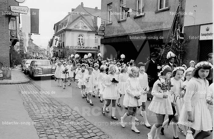 Fronleichnamsprozession 1968 in Sinzig: FRSN-004650