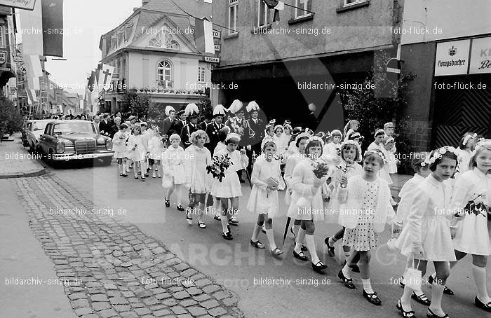 Fronleichnamsprozession 1968 in Sinzig: FRSN-004651