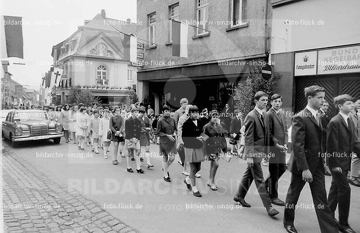 Fronleichnamsprozession 1968 in Sinzig: FRSN-004659