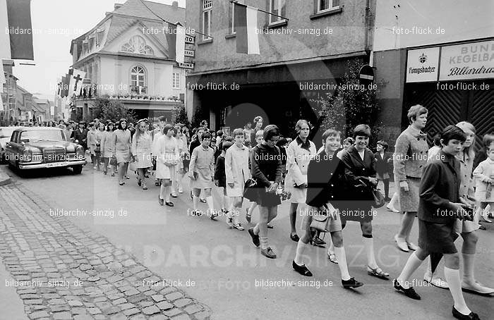 Fronleichnamsprozession 1968 in Sinzig: FRSN-004660