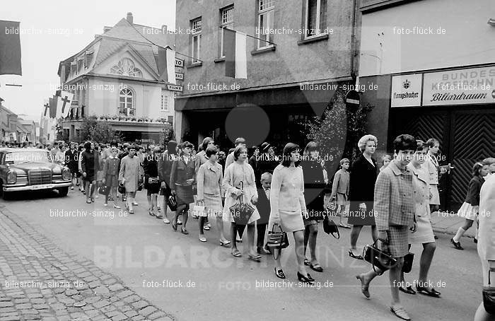 Fronleichnamsprozession 1968 in Sinzig: FRSN-004661