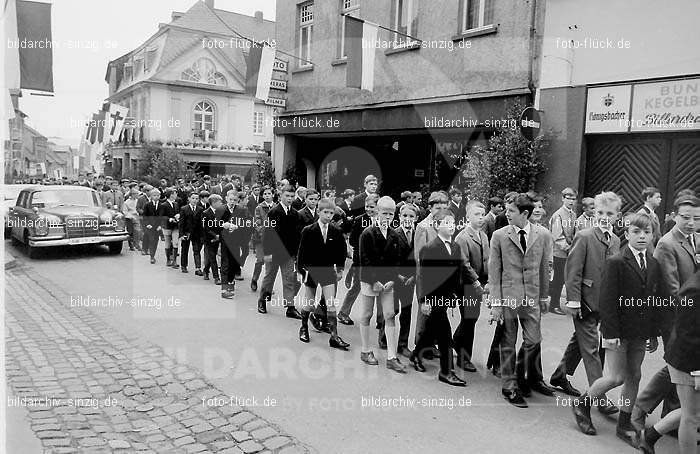 Fronleichnamsprozession 1968 in Sinzig: FRSN-004669