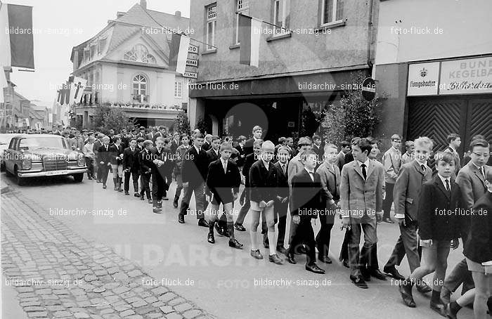 Fronleichnamsprozession 1968 in Sinzig: FRSN-004675