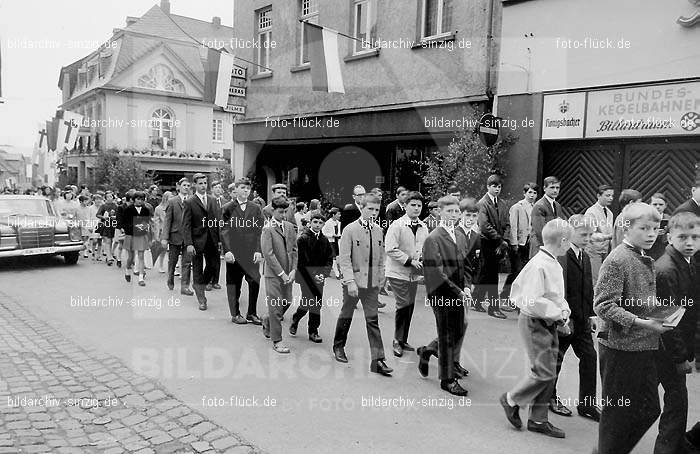 Fronleichnamsprozession 1968 in Sinzig: FRSN-004678