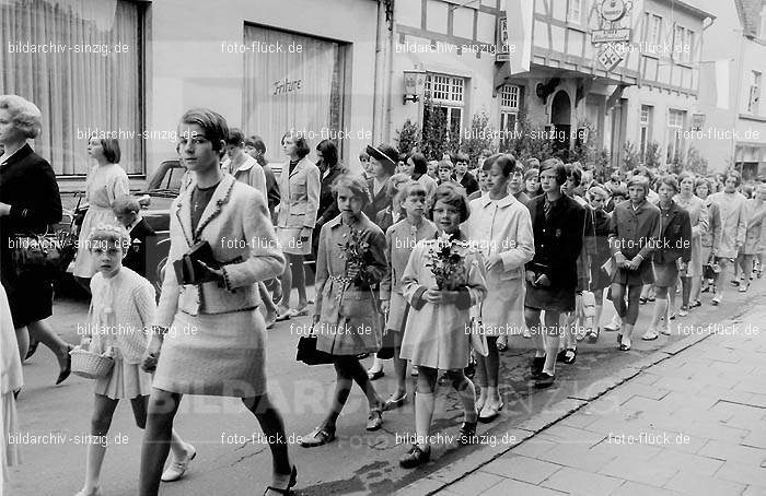 Fronleichnamsprozession 1968 in Sinzig: FRSN-004697