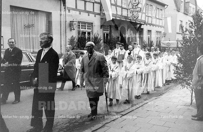 Fronleichnamsprozession 1968 in Sinzig: FRSN-004706