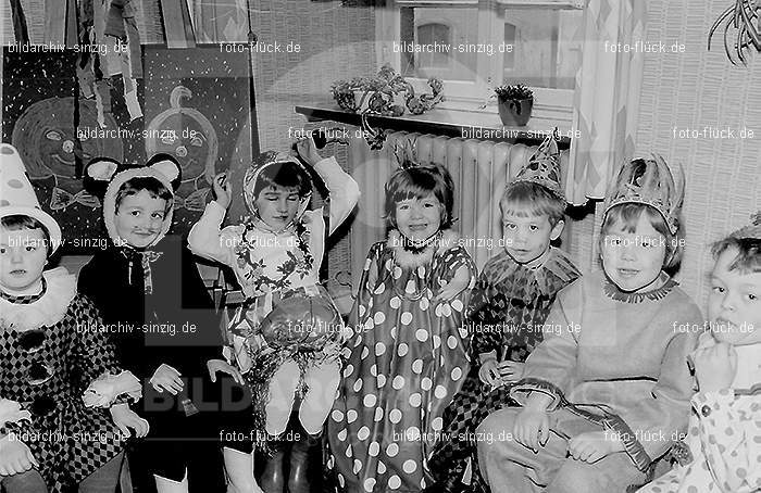 Karneval im Kath.Kindergarten St.Peter Sinzig Zehnthofstraße 1965-66: KRKTKNSTPTSNZH-005013