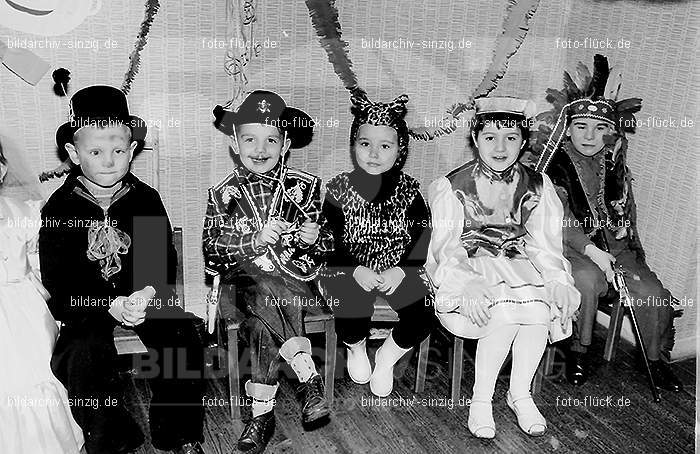 Karneval im Kath.Kindergarten St.Peter Sinzig Zehnthofstraße 1965-66: KRKTKNSTPTSNZH-005017