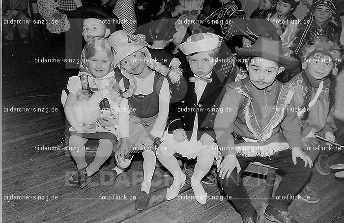 Karneval im Kath.Kindergarten St.Peter Sinzig Zehnthofstraße 1965-66: KRKTKNSTPTSNZH-005021