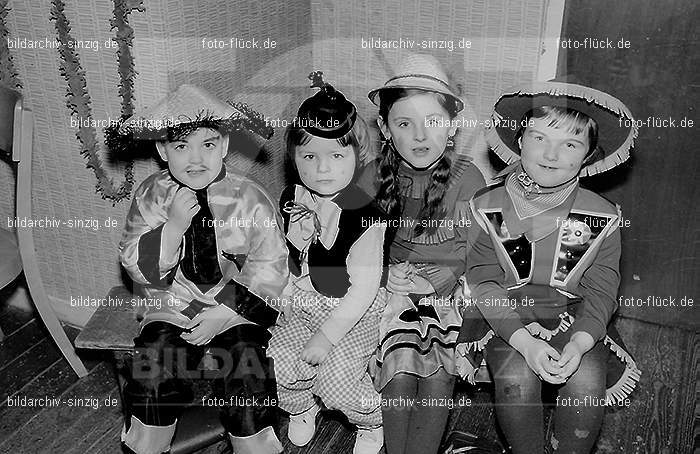 Karneval im Kath.Kindergarten St.Peter Sinzig Zehnthofstraße 1965-66: KRKTKNSTPTSNZH-005022