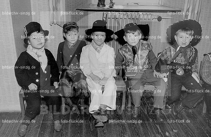 Karneval im Kath.Kindergarten St.Peter Sinzig Zehnthofstraße 1965-66: KRKTKNSTPTSNZH-005023