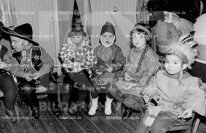 Karneval im Kath.Kindergarten St.Peter Sinzig Zehnthofstraße 1965-66: KRKTKNSTPTSNZH-005024
