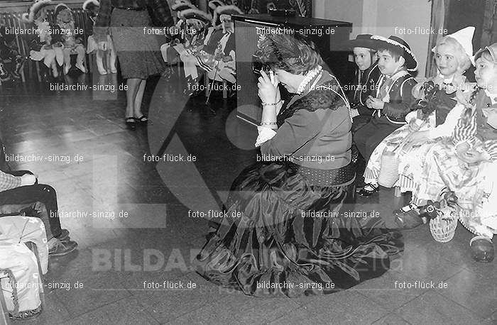 Karneval im Kath.Kindergarten St.Peter Sinzig Zehnthofstraße 1965-66: KRKTKNSTPTSNZH-005025