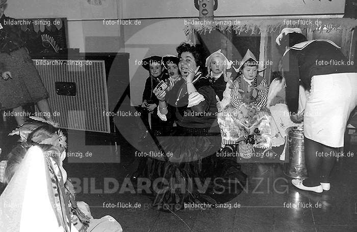 Karneval im Kath.Kindergarten St.Peter Sinzig Zehnthofstraße 1965-66: KRKTKNSTPTSNZH-005026