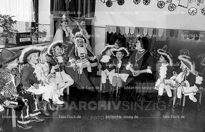 Karneval im Kath.Kindergarten St.Peter Sinzig Zehnthofstraße 1965-66: KRKTKNSTPTSNZH-005028