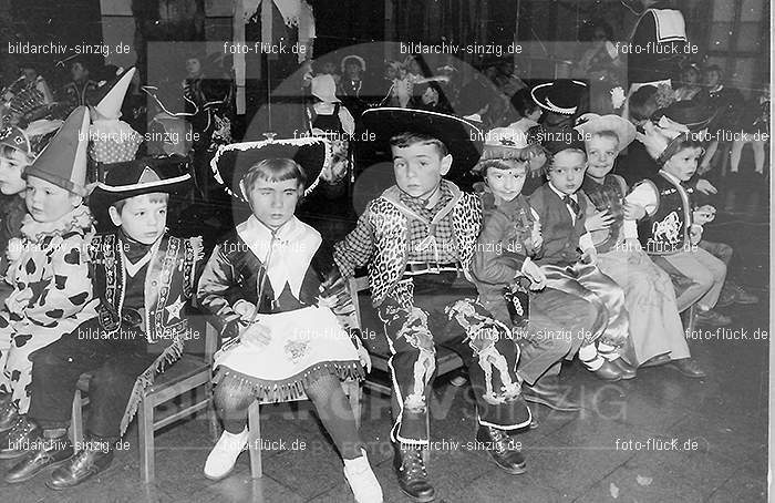 Karneval im Kath.Kindergarten St.Peter Sinzig Zehnthofstraße 1965-66: KRKTKNSTPTSNZH-005029