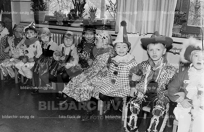 Karneval im Kath.Kindergarten St.Peter Sinzig Zehnthofstraße 1965-66: KRKTKNSTPTSNZH-005030