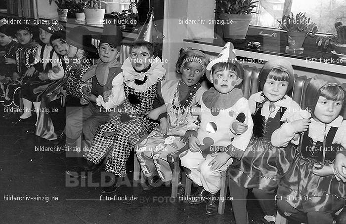 Karneval im Kath.Kindergarten St.Peter Sinzig Zehnthofstraße 1965-66: KRKTKNSTPTSNZH-005031