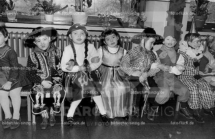 Karneval im Kath.Kindergarten St.Peter Sinzig Zehnthofstraße 1965-66: KRKTKNSTPTSNZH-005032