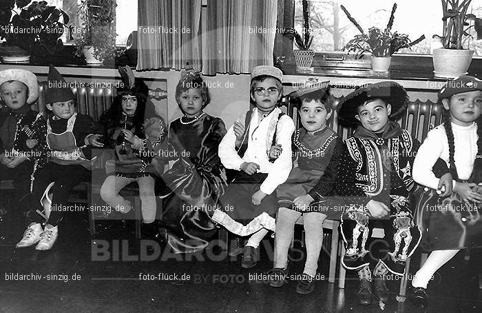 Karneval im Kath.Kindergarten St.Peter Sinzig Zehnthofstraße 1965-66: KRKTKNSTPTSNZH-005033