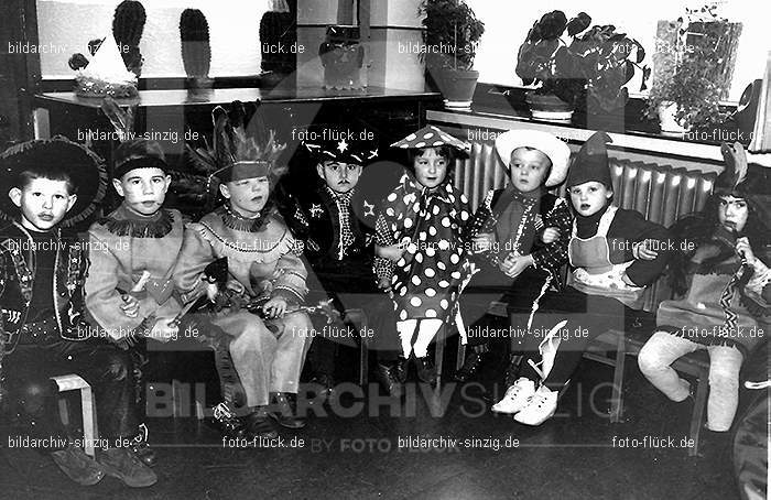 Karneval im Kath.Kindergarten St.Peter Sinzig Zehnthofstraße 1965-66: KRKTKNSTPTSNZH-005034