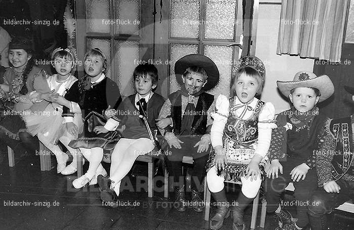 Karneval im Kath.Kindergarten St.Peter Sinzig Zehnthofstraße 1965-66: KRKTKNSTPTSNZH-005036