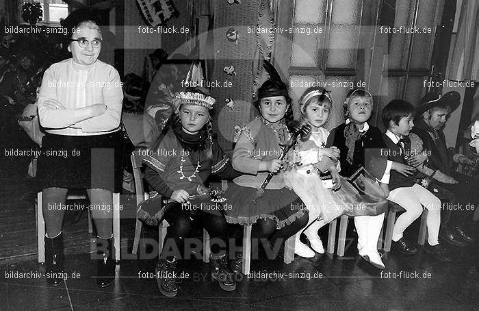 Karneval im Kath.Kindergarten St.Peter Sinzig Zehnthofstraße 1965-66: KRKTKNSTPTSNZH-005037