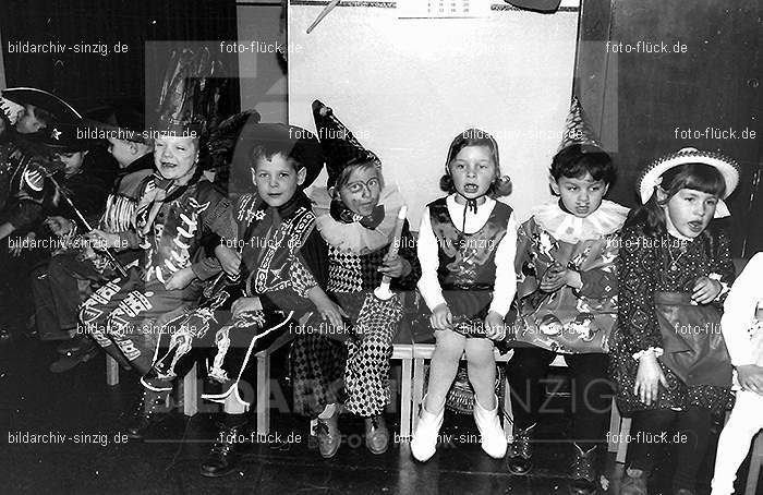 Karneval im Kath.Kindergarten St.Peter Sinzig Zehnthofstraße 1965-66: KRKTKNSTPTSNZH-005039
