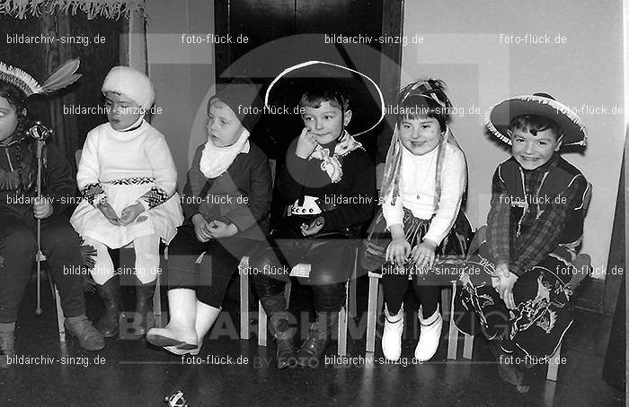 Karneval im Kath.Kindergarten St.Peter Sinzig Zehnthofstraße 1965-66: KRKTKNSTPTSNZH-005042