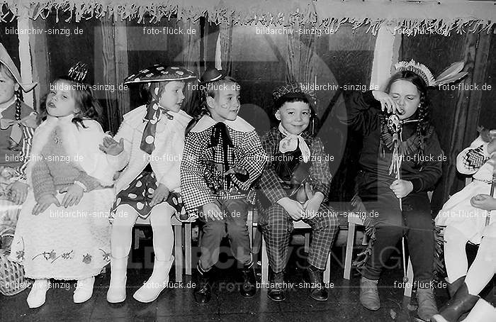 Karneval im Kath.Kindergarten St.Peter Sinzig Zehnthofstraße 1965-66: KRKTKNSTPTSNZH-005043