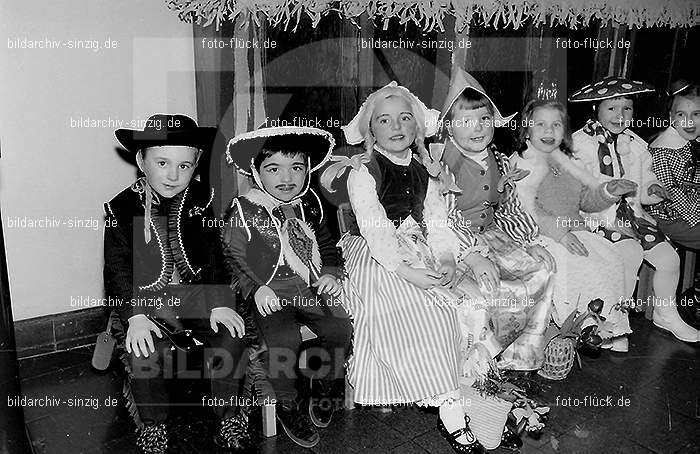 Karneval im Kath.Kindergarten St.Peter Sinzig Zehnthofstraße 1965-66: KRKTKNSTPTSNZH-005044