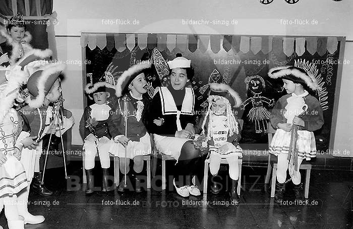 Karneval im Kath.Kindergarten St.Peter Sinzig Zehnthofstraße 1965-66: KRKTKNSTPTSNZH-005045