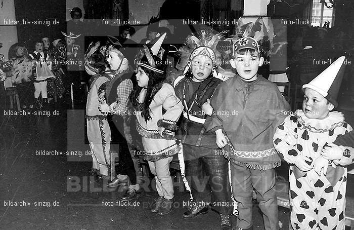 Karneval im Kath.Kindergarten St.Peter Sinzig Zehnthofstraße 1965-66: KRKTKNSTPTSNZH-005046
