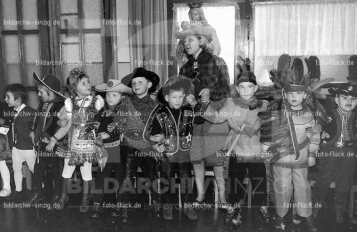 Karneval im Kath.Kindergarten St.Peter Sinzig Zehnthofstraße 1965-66: KRKTKNSTPTSNZH-005047