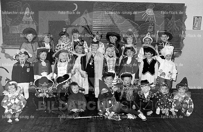 Karneval im Kath.Kindergarten St.Peter Sinzig Zehnthofstraße 1965-66: KRKTKNSTPTSNZH-005048