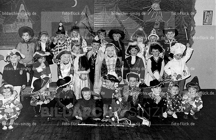 Karneval im Kath.Kindergarten St.Peter Sinzig Zehnthofstraße 1965-66: KRKTKNSTPTSNZH-005049