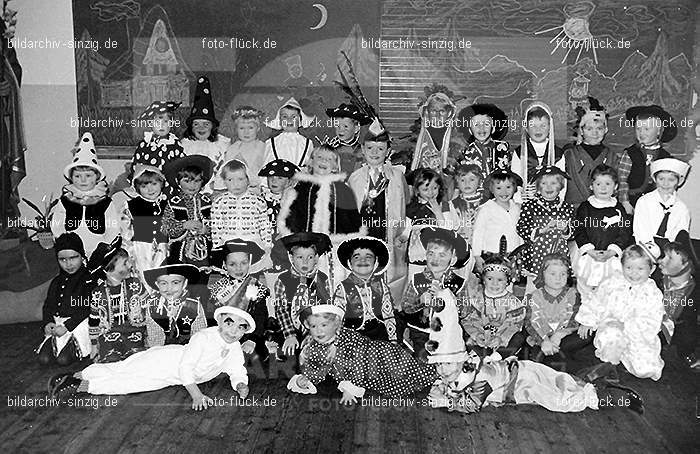 Karneval im Kath.Kindergarten St.Peter Sinzig Zehnthofstraße 1965-66: KRKTKNSTPTSNZH-005051