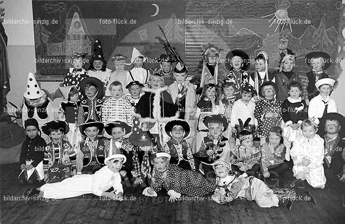 Karneval im Kath.Kindergarten St.Peter Sinzig Zehnthofstraße 1965-66: KRKTKNSTPTSNZH-005052