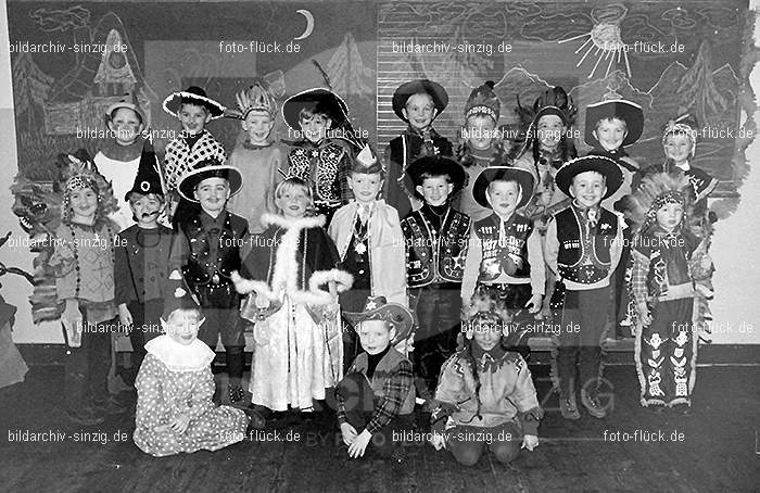 Karneval im Kath.Kindergarten St.Peter Sinzig Zehnthofstraße 1965-66: KRKTKNSTPTSNZH-005053