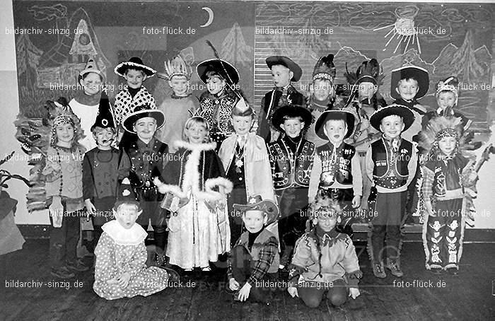 Karneval im Kath.Kindergarten St.Peter Sinzig Zehnthofstraße 1965-66: KRKTKNSTPTSNZH-005054