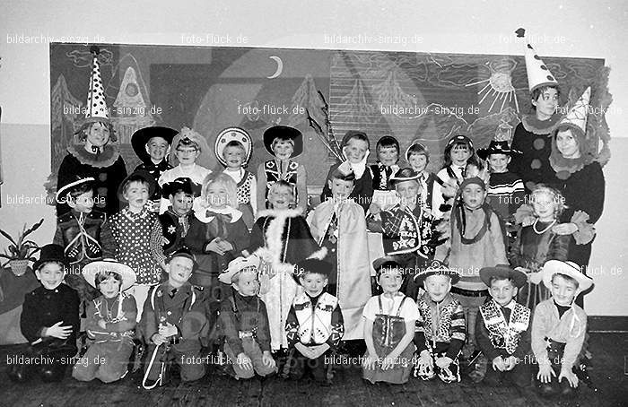 Karneval im Kath.Kindergarten St.Peter Sinzig Zehnthofstraße 1965-66: KRKTKNSTPTSNZH-005055