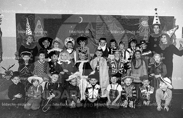 Karneval im Kath.Kindergarten St.Peter Sinzig Zehnthofstraße 1965-66: KRKTKNSTPTSNZH-005056
