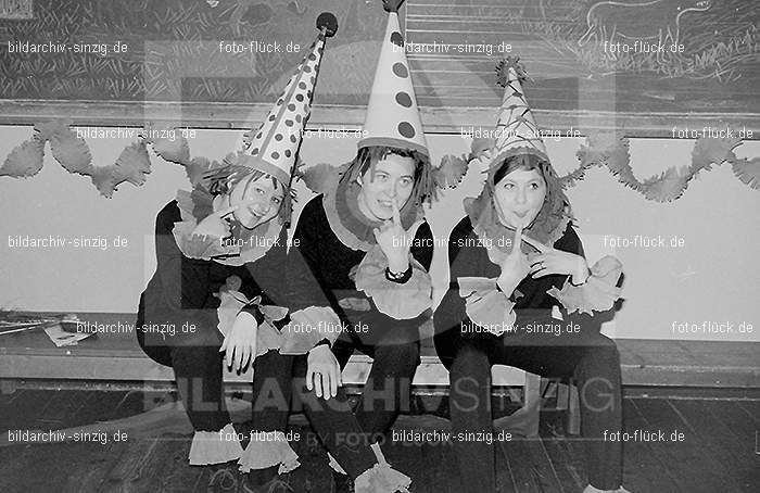 Karneval im Kath.Kindergarten St.Peter Sinzig Zehnthofstraße 1965-66: KRKTKNSTPTSNZH-005058