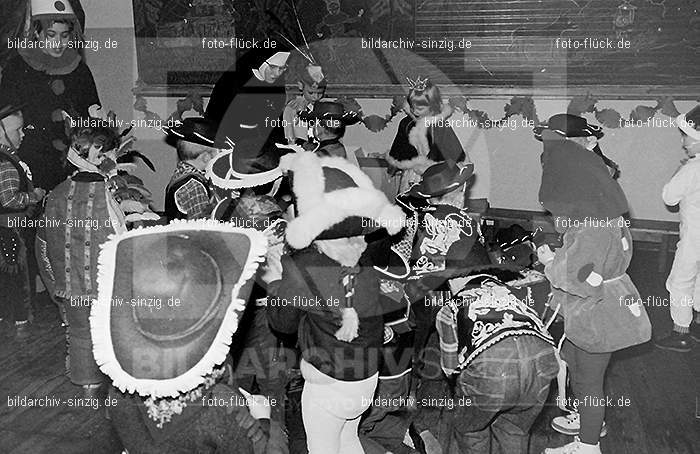 Karneval im Kath.Kindergarten St.Peter Sinzig Zehnthofstraße 1965-66: KRKTKNSTPTSNZH-005059