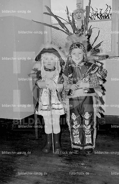 Karneval im Kath.Kindergarten St.Peter Sinzig Zehnthofstraße 1965-66: KRKTKNSTPTSNZH-005060