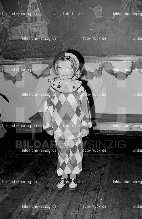 Karneval im Kath.Kindergarten St.Peter Sinzig Zehnthofstraße 1965-66: KRKTKNSTPTSNZH-005063