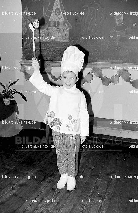 Karneval im Kath.Kindergarten St.Peter Sinzig Zehnthofstraße 1965-66: KRKTKNSTPTSNZH-005064