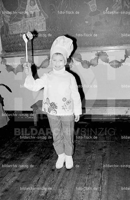 Karneval im Kath.Kindergarten St.Peter Sinzig Zehnthofstraße 1965-66: KRKTKNSTPTSNZH-005065